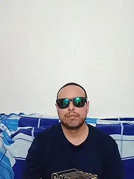 Snapshot of ElSunEagle chatting on 06-21-26, 02:47 ElSunEagle online show from 06-21-26, 02:47