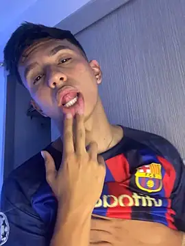 Snapshot of Leonarrrd_01 chatting on 02-06-25, 02:33 Leonarrrd 01 online show from 02-06-25, 02:33