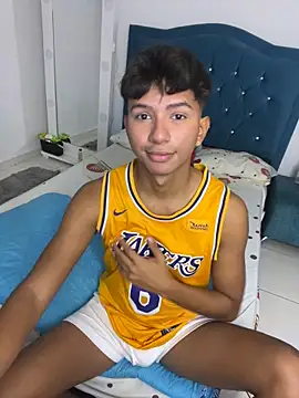 Snapshot of Leonarrrd_01 chatting on 09-23-25, 04:04 Leonarrrd 01 online show from 09-23-25, 04:04