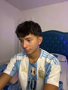 Snapshot of Leonarrrd_01 chatting on 10-11-25, 10:30 Leonarrrd 01 online show from 10-11-25, 10:30