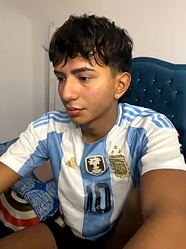 Snapshot of Leonarrrd_01 chatting on 10-18-25, 10:32 Leonarrrd 01 online show from 10-18-25, 10:32