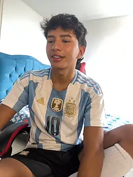 Snapshot of Leonarrrd_01 chatting on 11-06-25, 07:37 Leonarrrd 01 online show from 11-06-25, 07:37