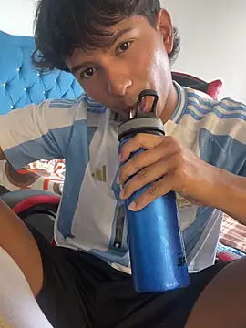 Snapshot of Leonarrrd_01 chatting on 11-25-25, 09:04 Leonarrrd 01 online show from 11-25-25, 09:04