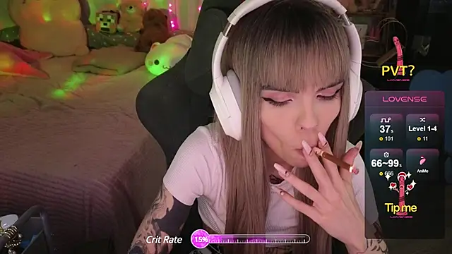 Snapshot of Kerry_Kirk chatting on 03-10-25, 08:01 Kerry Kirk online show from 03-10-25, 08:01