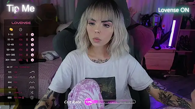 Snapshot of Kerry_Kirk chatting on 09-28-25, 08:14 Kerry Kirk online show from 09-28-25, 08:14