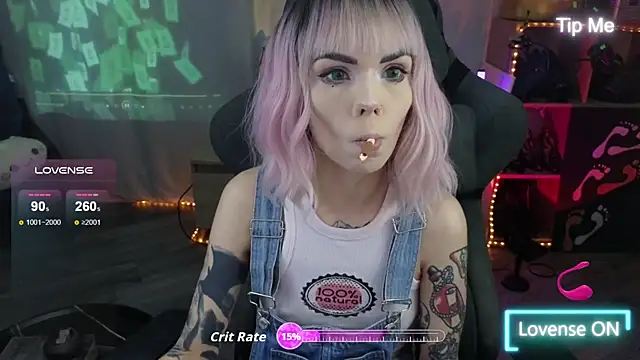 Snapshot of Kerry_Kirk chatting on 11-26-25, 08:21 Kerry Kirk online show from 11-26-25, 08:21