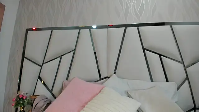 Snapshot of _aurora18_ chatting on 10-22-25, 03:07 aurora18 online show from 10-22-25, 03:07