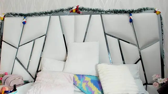 Snapshot of _aurora18_ chatting on 11-23-25, 03:06 aurora18 online show from 11-23-25, 03:06