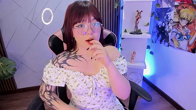 Snapshot of Fluffy_Bubble21 chatting on 02-17-25, 04:09 Fluffy Bubble21 online show from 02-17-25, 04:09