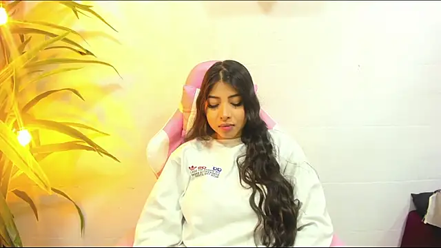 Miia Thompsonn online show from 10-12-25, 04:17