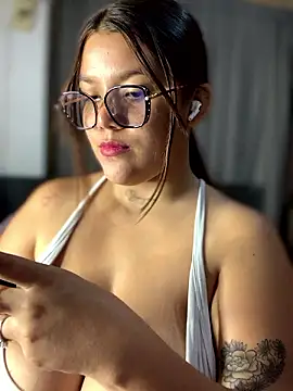 Snapshot of Michellesexxy chatting on 12-03-24, 04:36 Michellesexxy online show from 12-03-24, 04:36