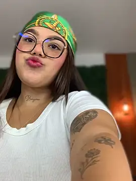 Snapshot of Michellesexxy chatting on 01-28-25, 04:18 Michellesexxy online show from 01-28-25, 04:18