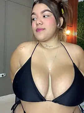 Snapshot of Michellesexxy chatting on 02-01-25, 08:37 Michellesexxy online show from 02-01-25, 08:37
