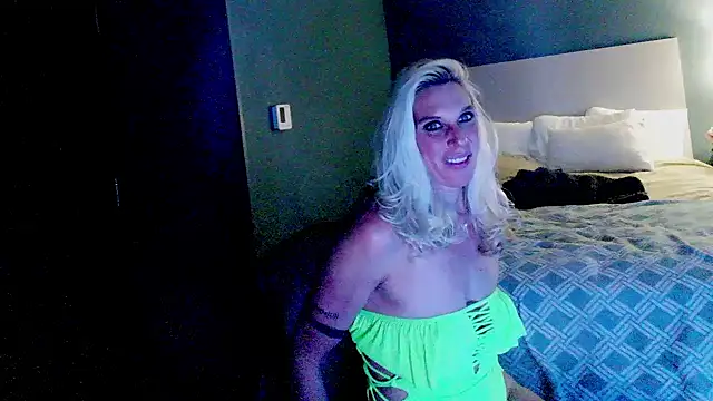 Snapshot of Glamazonx chatting on 12-24-24, 01:49 Glamazonx online show from 12-24-24, 01:49