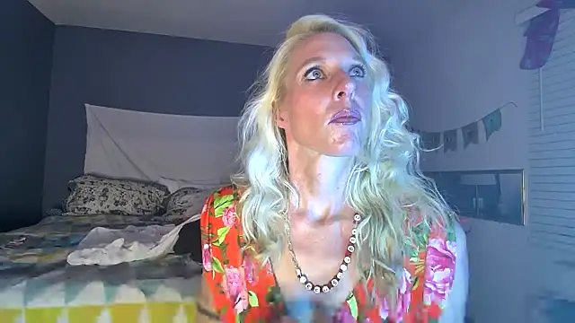 Snapshot of Glamazonx chatting on 01-22-25, 01:10 Glamazonx online show from 01-22-25, 01:10