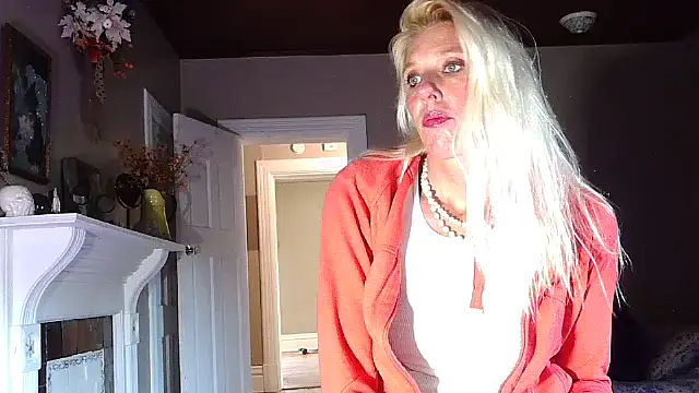 Snapshot of Glamazonx chatting on 09-18-25, 01:24 Glamazonx online show from 09-18-25, 01:24