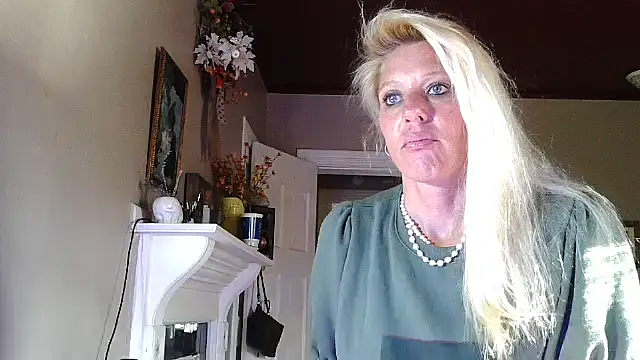 Snapshot of Glamazonx chatting on 09-23-25, 01:58 Glamazonx online show from 09-23-25, 01:58