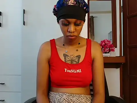 Snapshot of queencydoll chatting on 12-19-25, 09:38 queencydoll online show from 12-19-25, 09:38