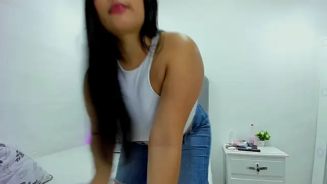 Snapshot of andrea_osorio_ chatting on 02-07-25, 01:43 andrea osorio online show from 02-07-25, 01:43