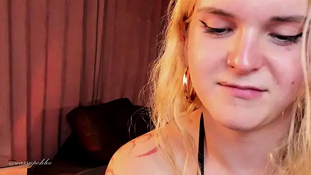 Snapshot of misschloe__ chatting on 12-18-24, 03:04 misschloe online show from 12-18-24, 03:04