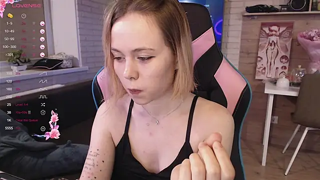 Snapshot of lucy_mirror chatting on 10-30-25, 08:42 lucy mirror online show from 10-30-25, 08:42