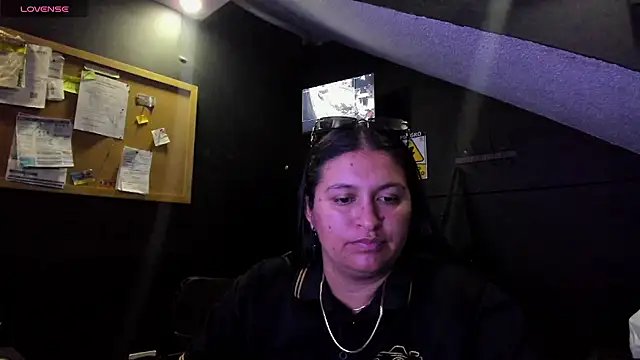 Mia oficial online show from 12-19-25, 03:57