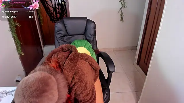 Snapshot of Violetaarey chatting on 10-14-25, 09:37 Violetaarey online show from 10-14-25, 09:37