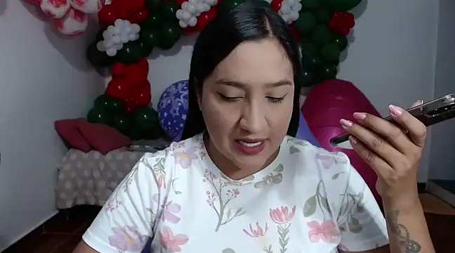 Snapshot of Saracutee1 chatting on 12-06-24, 03:33 Saracutee1 online show from 12-06-24, 03:33