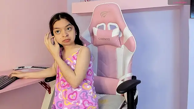 Snapshot of CharlotteMuller chatting on 10-19-25, 07:14 CharlotteMuller online show from 10-19-25, 07:14