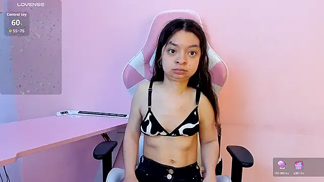 Snapshot of CharlotteMuller chatting on 11-08-25, 08:18 CharlotteMuller online show from 11-08-25, 08:18