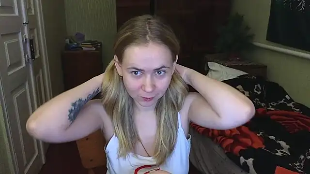 Snapshot of Riley_Roo chatting on 12-18-24, 05:31 Riley Roo online show from 12-18-24, 05:31