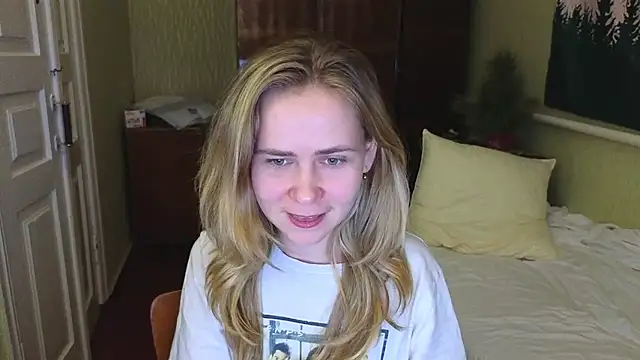 Snapshot of Riley_Roo chatting on 01-01-25, 08:04 Riley Roo online show from 01-01-25, 08:04