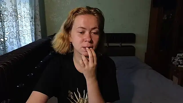 Snapshot of Riley_Roo chatting on 07-15-26, 06:07 Riley Roo online show from 07-15-26, 06:07