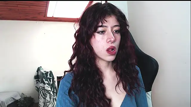 Snapshot of SuzzyyM chatting on 12-18-24, 02:28 SuzzyyM online show from 12-18-24, 02:28