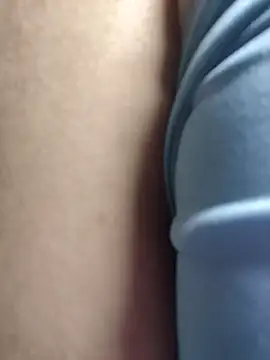 Snapshot of ale_blossom chatting on 10-31-25, 04:13 ale blossom online show from 10-31-25, 04:13