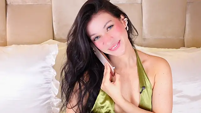 Snapshot of KiraKayleigh1 chatting on 11-04-25, 02:43 KiraKayleigh1 online show from 11-04-25, 02:43