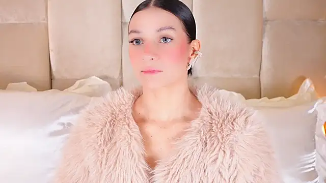 Snapshot of KiraKayleigh1 chatting on 11-10-25, 04:00 KiraKayleigh1 online show from 11-10-25, 04:00