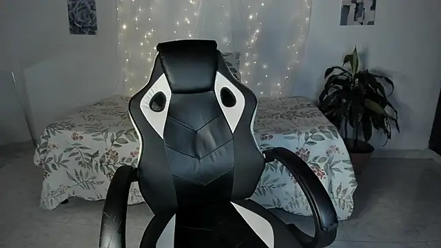 Snapshot of Riana_Kean chatting on 10-31-25, 03:07 Riana Kean online show from 10-31-25, 03:07