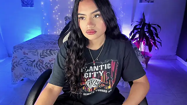 Snapshot of Riana_Kean chatting on 11-15-25, 04:32 Riana Kean online show from 11-15-25, 04:32