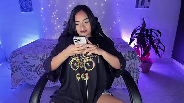 Snapshot of Riana_Kean chatting on 11-17-25, 01:22 Riana Kean online show from 11-17-25, 01:22