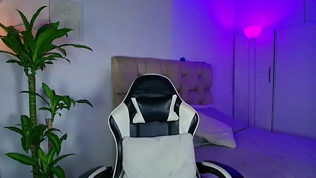 Snapshot of kate_bmoss_ chatting on 06-07-26, 01:10 kate bmoss online show from 06-07-26, 01:10