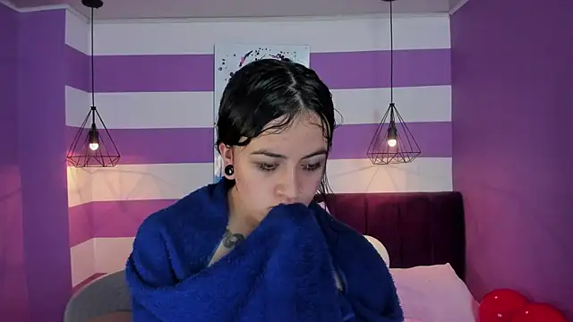 Snapshot of Alli_cooper chatting on 02-14-25, 01:13 Alli cooper online show from 02-14-25, 01:13