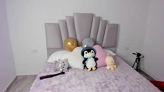 Snapshot of Alli_cooper chatting on 02-18-25, 12:15 Alli cooper online show from 02-18-25, 12:15