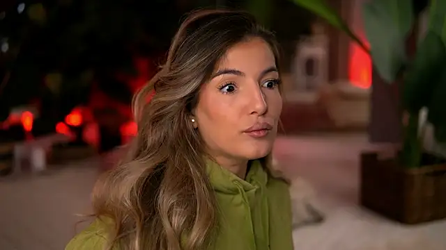 Snapshot of KellyMathews chatting on 12-22-25, 03:03 KellyMathews online show from 12-22-25, 03:03