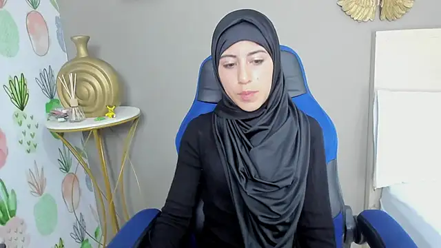 chaymae nah  online show from 12-20-24, 08:49