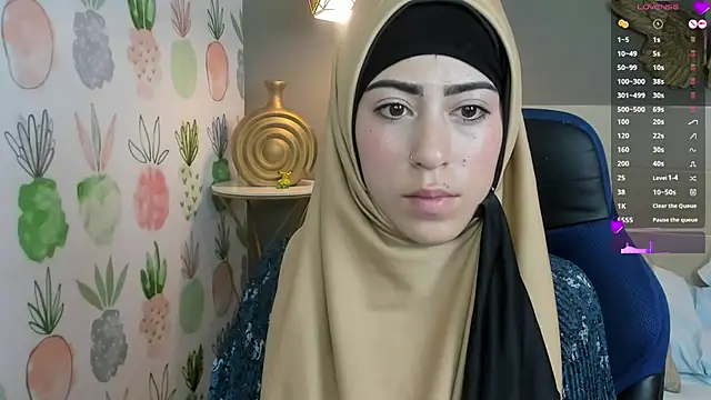 chaymae nah  online show from 01-04-25, 08:49