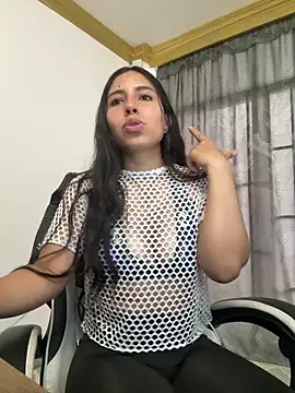 Snapshot of bella-black chatting on 05-15-26, 12:34 bella-black online show from 05-15-26, 12:34