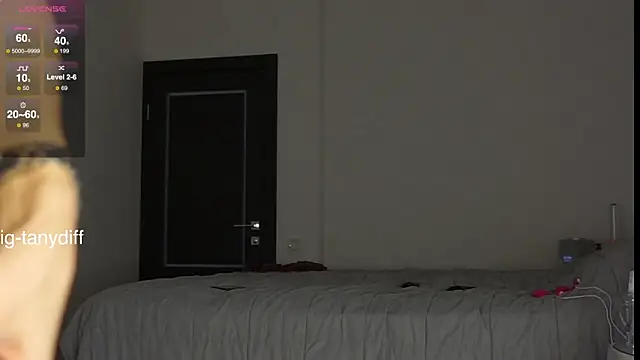 Snapshot of diffgirls2 chatting on 12-12-24, 01:06 diffgirls2 online show from 12-12-24, 01:06