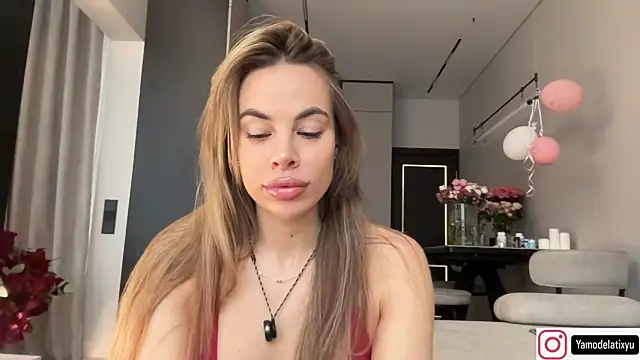 Snapshot of diffgirls2 chatting on 10-05-25, 10:35 diffgirls2 online show from 10-05-25, 10:35