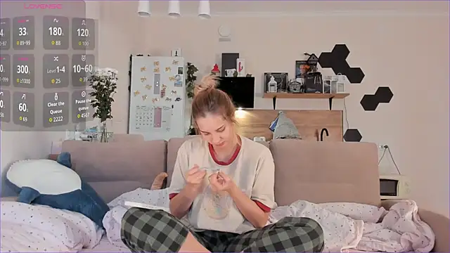 Girl alone home online show from 10-04-25, 03:59